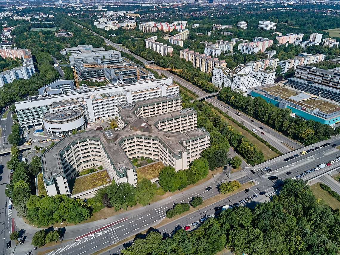 22.07.2022 - ehemaliges Alliant-Versicherungsgebäude und Wohnring in Neuperlach